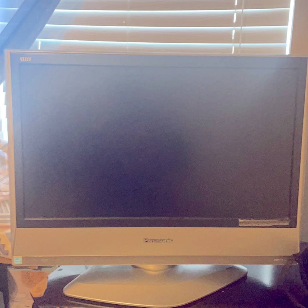 I’m selling this computer tv it’s a Panasonic ..